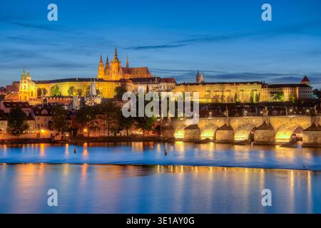 Vista al tramonto del castello di Praga e del ponte carlo a Praga, repubblica Ceca. IMMAGINE Foto Stock