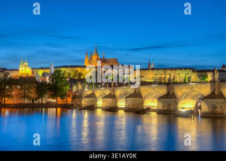 Vista al tramonto del castello di Praga e del ponte carlo a Praga, repubblica Ceca. IMMAGINE Foto Stock