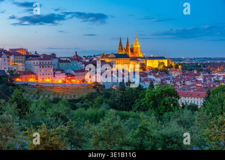 Vista al tramonto del castello di Praga dalla collina Petrin a Praga, repubblica Ceca. IMMAGINE Foto Stock