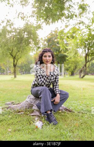 Ritratto di una giovane donna hipster indiana che si rilassa all'aperto nel parco Foto Stock