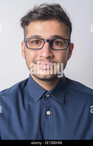 Foto in studio di un giovane e bellissimo uomo d'affari iraniano su sfondo bianco Foto Stock