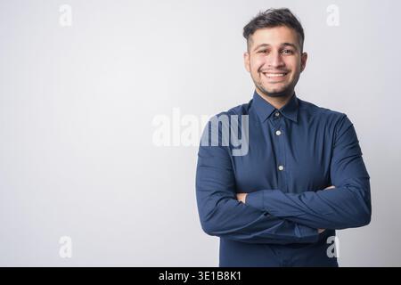 Foto in studio di un giovane e bellissimo uomo d'affari iraniano su sfondo bianco Foto Stock