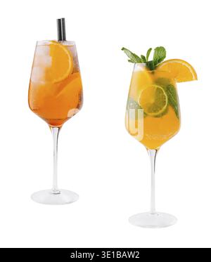 Due cocktail arancioni con fette di arancia, cubetti di ghiaccio e foglie di menta sono su sfondo bianco Foto Stock
