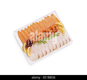 Un piatto di pesce splendidamente organizzato con filetti di salmone e pesce bianco affettati finemente, accompagnati da gamberi grigliati, olive, spicchi di limone, e. Foto Stock