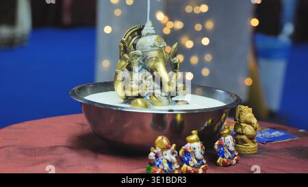 Statua di Ganesha nel latte durante il rituale del festival indù, che celebra Ganesh Chaturthi Foto Stock