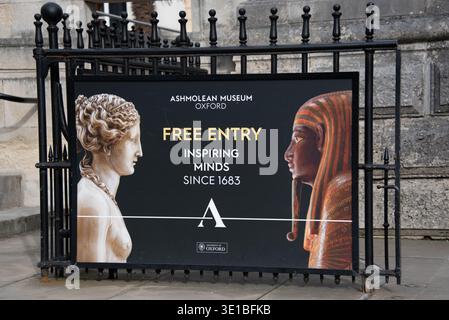 Cartello d'ingresso all'Ashmolean Museum, University of Oxford, Regno Unito Foto Stock