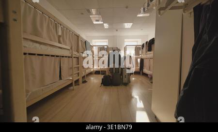 Bunk beds lining a hostel room, providing budget accommodation for backpacking travelers Foto Stock