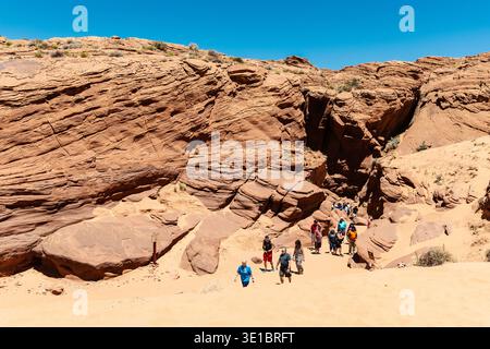 Gruppi turistici all'uscita dell'Upper Antelope Canyon, Navajo Nation, Arizona, USA Foto Stock