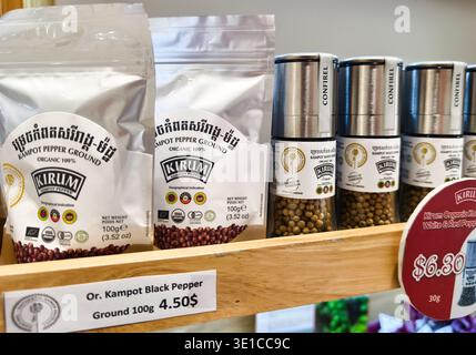 Pepe Kampot biologico, marchio Kirum, in varie forme, tra cui bianco, rosso, e pepe nero, confezionato in scatole e barattoli tessuti, Phnom Penh, Cambogia Foto Stock