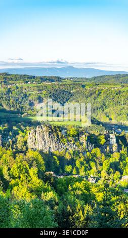 I visitatori godono di viste mozzafiato dal Pantheon Lookout, affacciato sulla vegetazione lussureggiante e sulle montagne Krkonose sullo sfondo. Un luogo perfetto per gli amanti della natura e per i fotografi a Mala Skala. Foto Stock