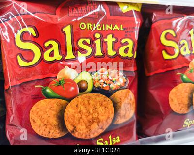 Sacchetto di patatine tortilla alla salsa piccante El Sabroso Salsitas sullo scaffale Foto Stock