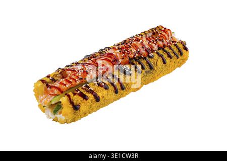 Sushi in tempura fresco su sfondo bianco, con salmone e cetriolo, decorato con semi di sesamo e salsa Foto Stock