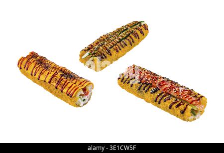 Tre deliziosi panini di sushi tempura maki sono ricoperti di salsa unagi, maionese giapponese e semi di sesamo Foto Stock