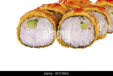 Deliziosi involtini di sushi tempura maki ricoperti di salsa si trovano su uno sfondo bianco Foto Stock