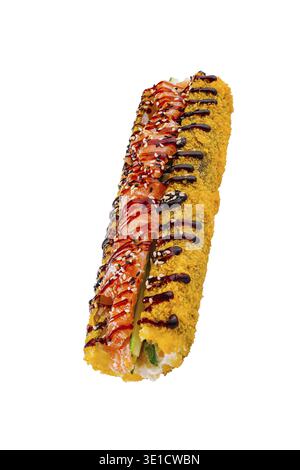 Sushi in tempura fresco su sfondo bianco, con salmone e cetriolo, decorato con semi di sesamo e salsa Foto Stock