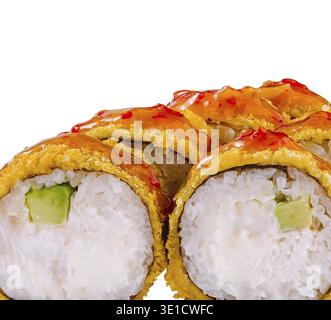 Deliziosi involtini di sushi tempura maki ricoperti di salsa piccante e semi di sesamo si trovano su sfondo bianco Foto Stock