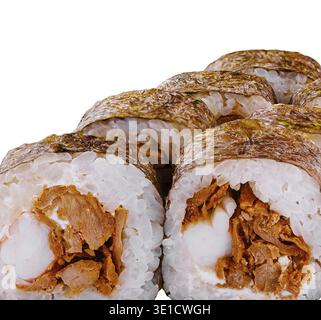 Panini di sushi con anguilla affumicata, formaggio spalmabile, cetriolo e riso avvolti in alghe nori Foto Stock