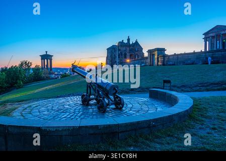 Vista al tramonto dell'osservatorio sulla collina di Calton a Edimburgo, Scozia. IMMAGINE Foto Stock
