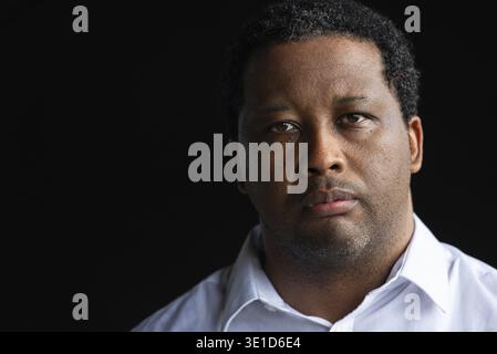 Ritratto di bell'uomo africano su sfondo nero Foto Stock