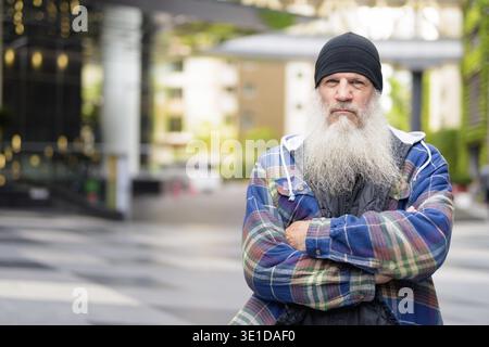 Ritratto di maturo bel portico uomo nelle strade della città all'aperto Foto Stock