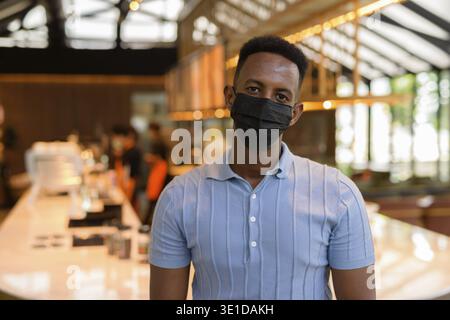 Ritratto di giovane uomo d'affari africano sicuro che indossa abiti casual Foto Stock