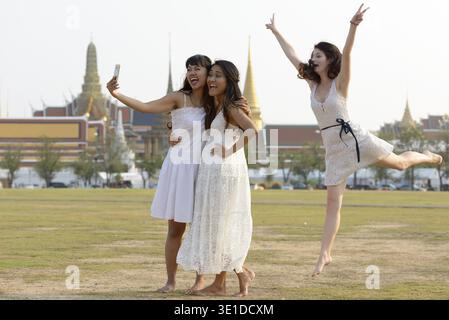 Ritratto di tre giovani donne multi etniche insieme come amici al parco all'aperto Foto Stock