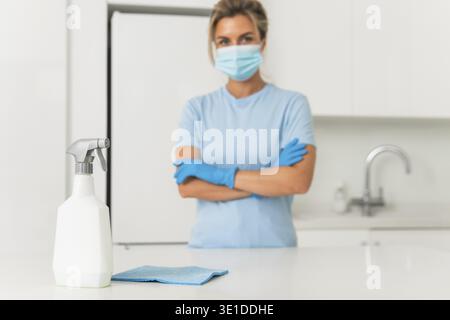Flacone di detergente sul tavolo con spazio vuoto per logo o testo Foto Stock