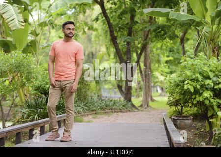 Ritratto di un giovane bell'uomo indiano al parco all'aperto Foto Stock