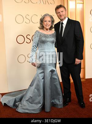 Hollywood, Stati Uniti. 15 marzo 2026. Kathy Bates arriva al 98° Academy Awards tenutosi al Dolby Theatre il 15 marzo 2026 a Hollywood, CA. © Valerie Goodloe/AFF-USA.com credito: AFF/Alamy Live News Foto Stock