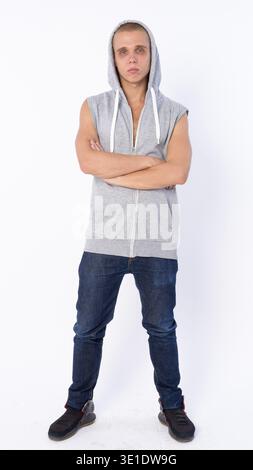 Foto in studio di un giovane uomo calvo ribelle che indossa una camicia con cappuccio isolata su sfondo bianco Foto Stock