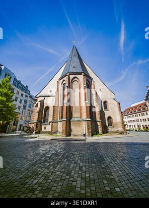 Chiesa di San Nicola (Nikolaikirche) a Lipsia, Germania, chiesa storica nel centro della città con piazza acciottolata Foto Stock