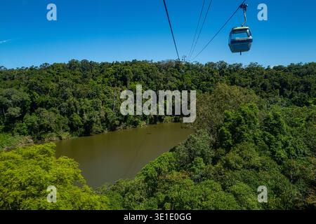 Una gondola vuota sulla Skyrail Rainforest Cableway che passa sopra il fiume Barron e la lussureggiante foresta pluviale tropicale vicino a Cairns, Queensland, Australia. Foto Stock