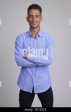 Studio shot del bel giovane imprenditore persiano contro uno sfondo bianco Foto Stock
