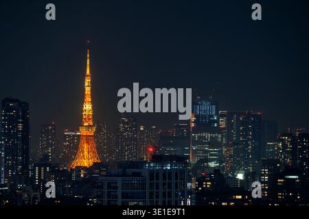Tokyo Giappone - gennaio 2026: Skyline notturno di Tokyo con Tokyo Tower illuminata Foto Stock