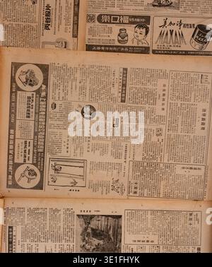 Chongqing, Cina - 8 maggio 2025 una raccolta di pagine di giornali vintage in lingua cinese, con articoli di notizie, pubblicità e illustrazioni f Foto Stock