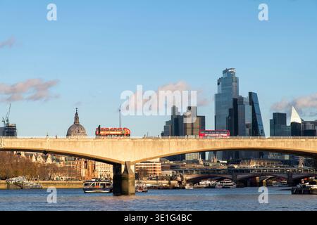 Londra, Inghilterra - 30 novembre 2025; il ponte Waterloo che attraversa il Tamigi visto in direzione est con i tipici autobus rossi di Londra sul ponte e m Foto Stock