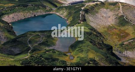 Maestosi laghi crateri con lussureggiante terreno vulcanico verde Foto Stock