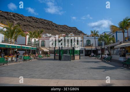 Puerto de Mogan, Spagna 17 maggio 2025, piazza idilliaca con padiglione e palme a Puerto de Mogán, Gran Canaria Foto Stock