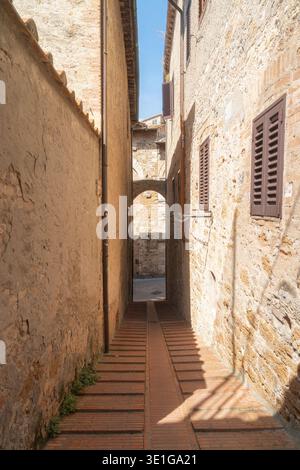 Stretta strada in pietra tra edifici storici nella città vecchia europea. Visual supporta il turismo del patrimonio culturale, l'educazione alla storia urbana e la narrazione di viaggi Foto Stock