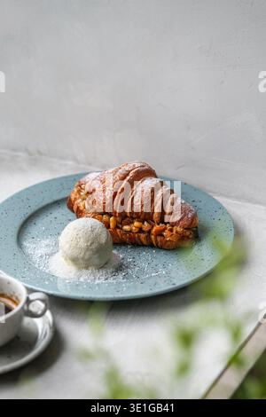 Godetevi un'esperienza sofisticata di temperature e tessuti contrastanti nell'accogliente ambiente Cafe' Foto Stock