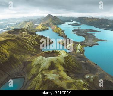 Vista aerea dello splendido paesaggio vulcanico con le vibranti acque turchesi che contrastano con le aspre montagne coperte di muschio, Skaftárhreppur, i Foto Stock