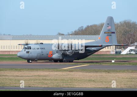 Lockheed C-130H Hercules dell'aeronautica STATUNITENSE a RAF Fairford, Regno Unito, durante l'operazione Epic Fury guerra contro l'Iran. Fornire logistica Foto Stock