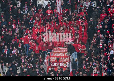 LEVERKUSEN, GERMANIA - 14 MARZO 2026: Tifosi del Bayern - la partita 1.Bundesliga Bayer 04 Leverkusen vs FC Bayern Muenchen alla BayArena. Foto Stock