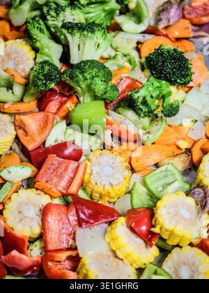 Vivace Medley vegetale. Selezione di verdure arrostite brillanti. Colorate verdure alla griglia con erbe e spezie Foto Stock