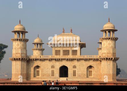 Itmad-Ud-Daulah della tomba conosciuta anche come Baby Taj Mahal, Agra, India Foto Stock