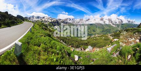 Vista panoramica sulle montagne dalla strada alpina Grossglockner nelle Alpi austriache Foto Stock