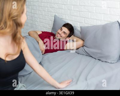 Coppia felice che si guardano la mattina Foto Stock