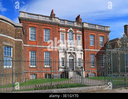 Elevazione frontale della Ranger's House a Greenwich Park, Londra, Regno Unito. Un'elegante casa georgiana utilizzata nelle riprese della serie Netflix Bridgerton Foto Stock