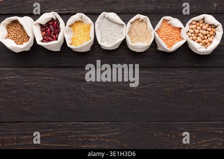 Bordo di cereali senza glutine assortiti in sacchetti di tessuto Foto Stock