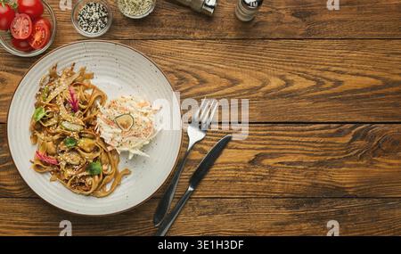 Tagliatelle Udon con verdure diverse Foto Stock